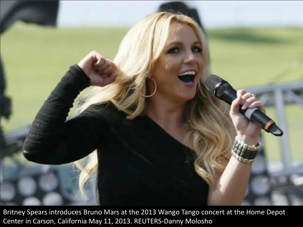 britney spears introduces bruno mars at the 2013